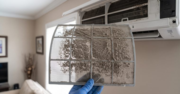 Filtro del aire acondicionado cubierto de polvo al retirarlo