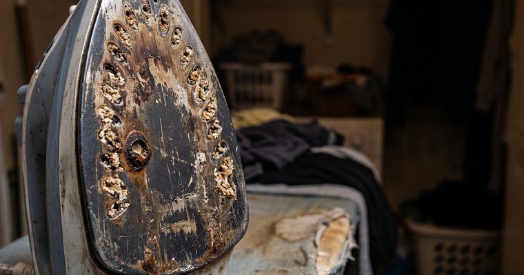 Suela de la plancha con restos quemados adheridos