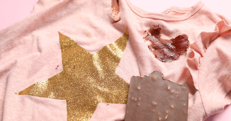 Onza de chocolate derretida sobre una camiseta