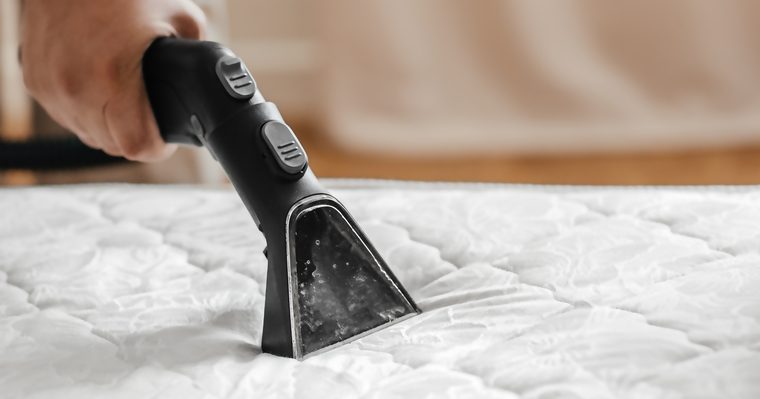 Limpieza de una mancha en un colchón con máquina de inyección-extracción