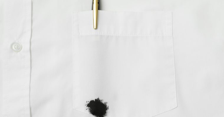 Mancha de bolígrafo azul sobre el bolsillo de una camisa
