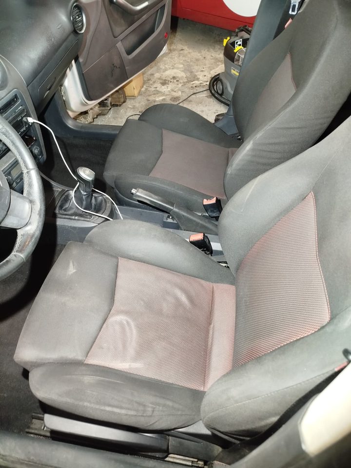 Asientos de coche ya limpios después del tratamiento de tapicería