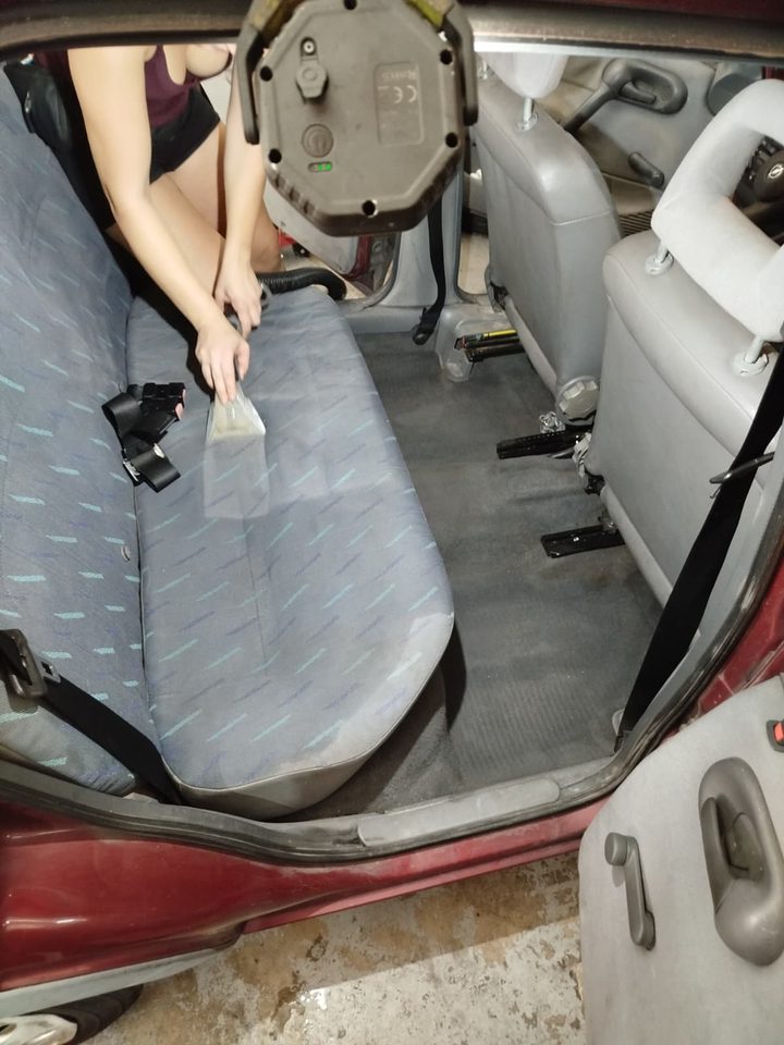 Limpieza de la banqueta trasera de un coche