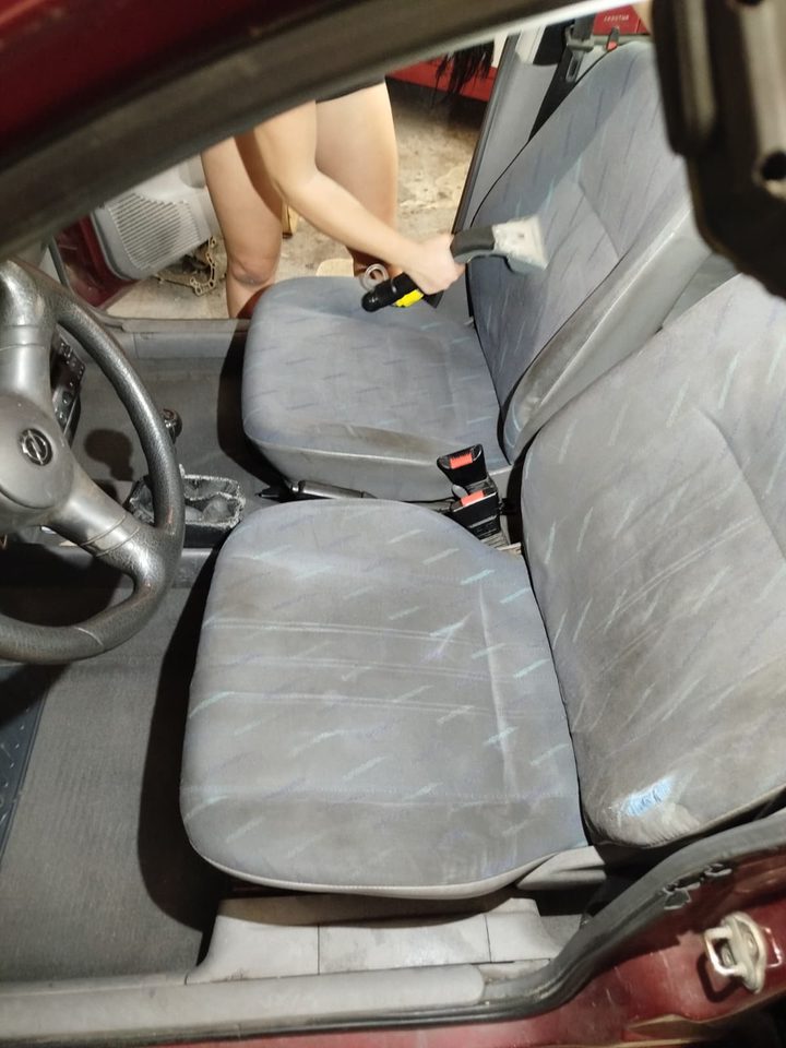 Limpieza de los asientos de un coche con inyección-extracción