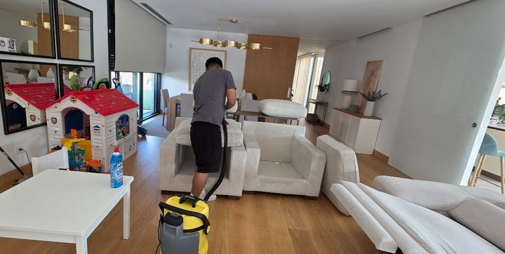 Limpieza de butacas en el salón de un cliente a domicilio en Madrid