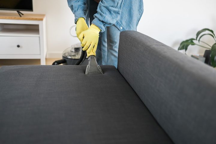 Limpieza del respaldo de un sofá de tela con la máquina de inyección-extracción