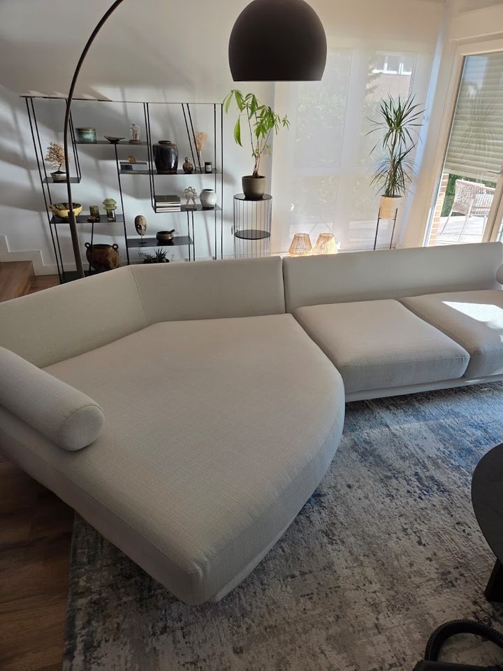 Sofá chaiselongue de tela clara limpiado a domicilio