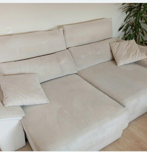 El mismo sofá chaiselongue beige ya limpio, con el tejido uniforme